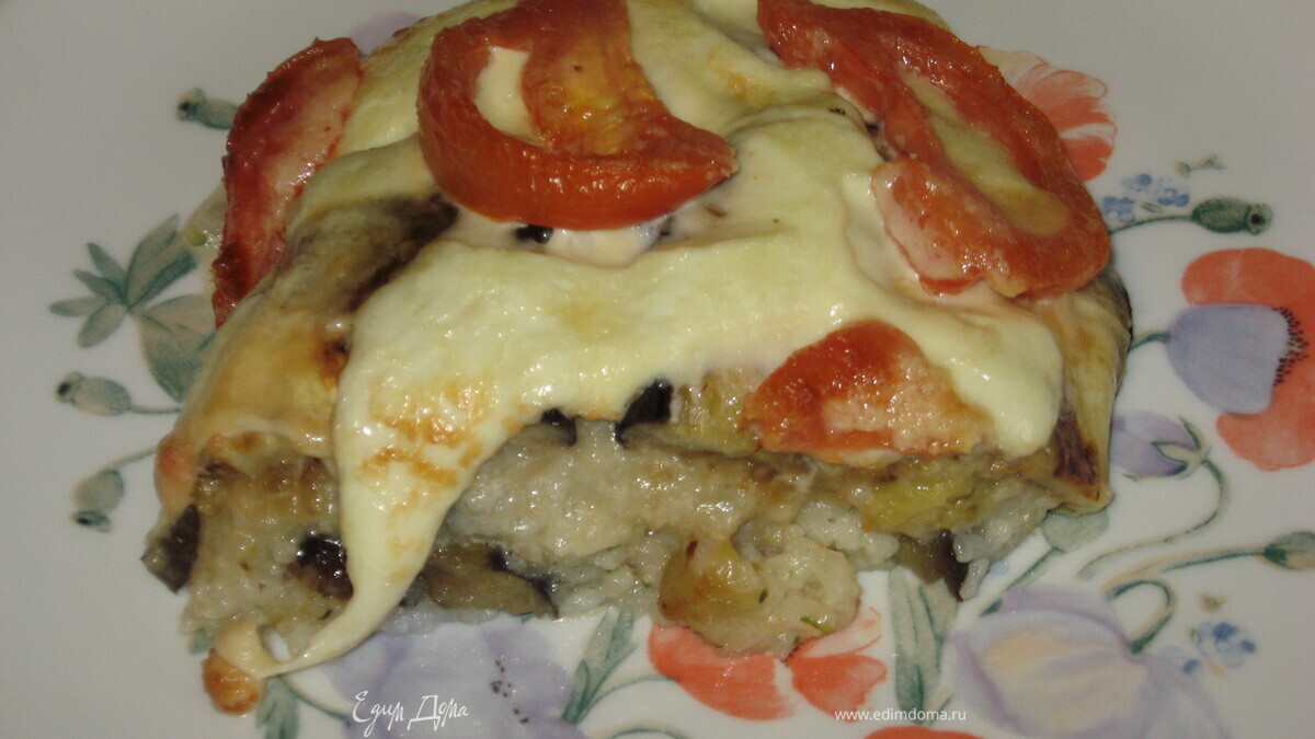 Рисовая запеканка с баклажанами и соусом песто