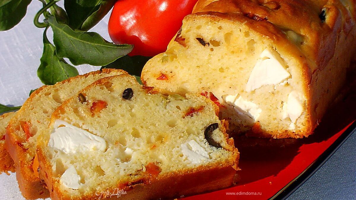 Кекс с маслинами, оливками, фетой и паприкой