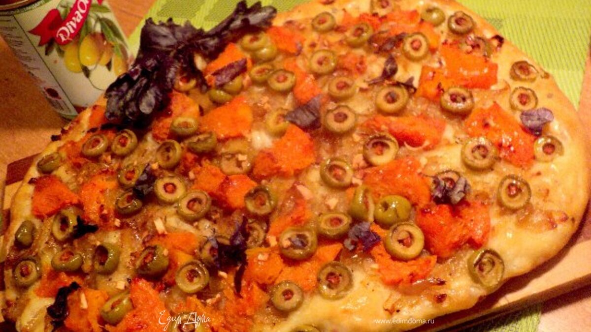 Лепешка с тыквой, оливками и луком