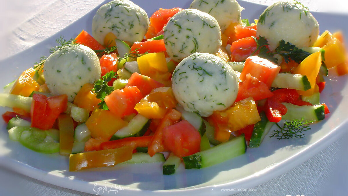 Салат овощной с шариками из феты 