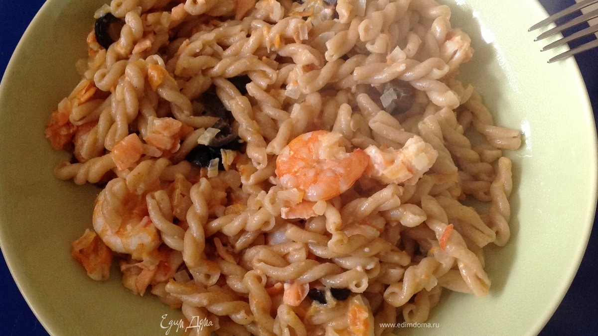 Макароны с креветками, семгой и маслинами