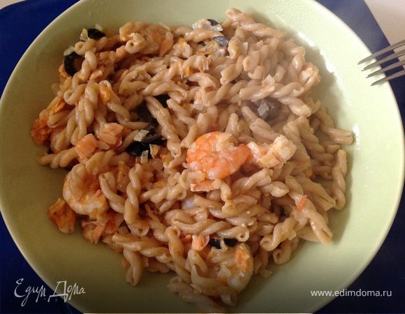 Макароны с креветками, семгой и маслинами
