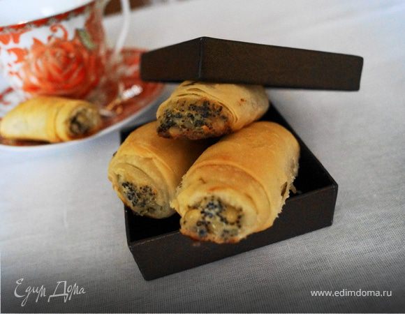 Трубочки из теста фило с маком, кедровыми орешками и пармезаном 