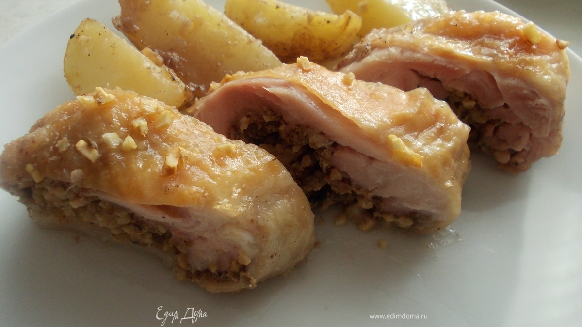 Куриный рулет с орехами и базиликом