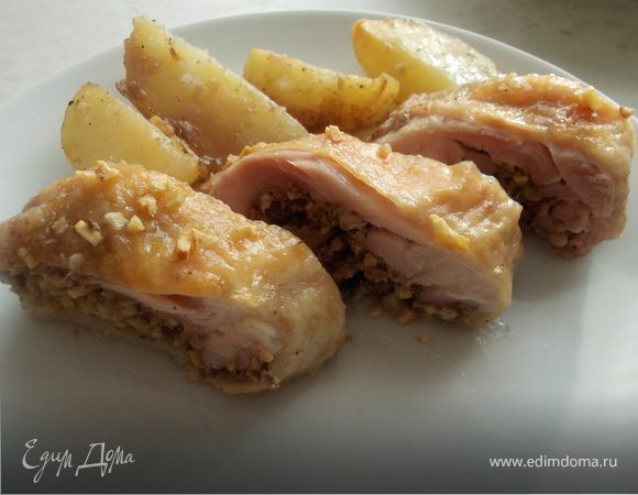 Куриный рулет с орехами и базиликом