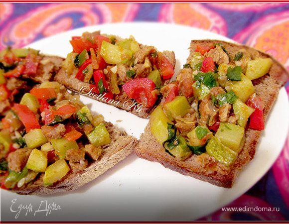 Брускета с мясом и овощами
