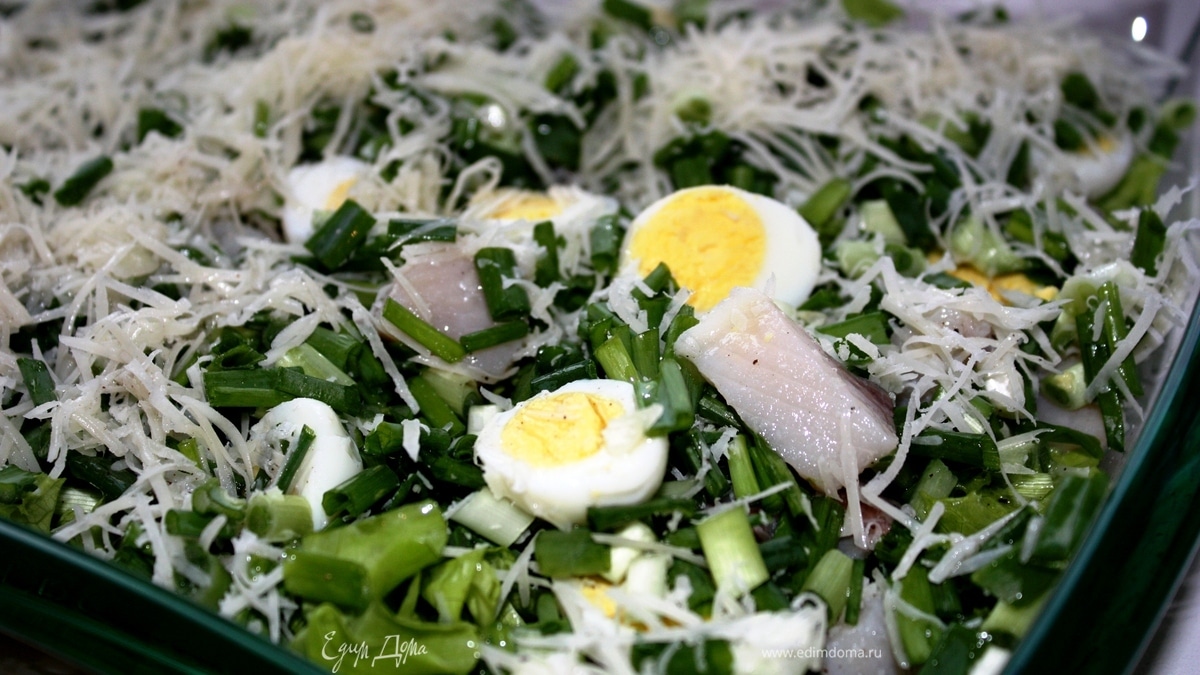 Салат с перепелиными яйцами и сельдью