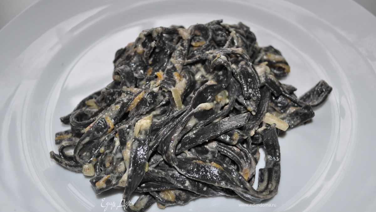 Черная итальянская лапша в грибном соусе