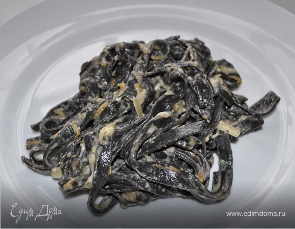 Черная итальянская лапша в грибном соусе