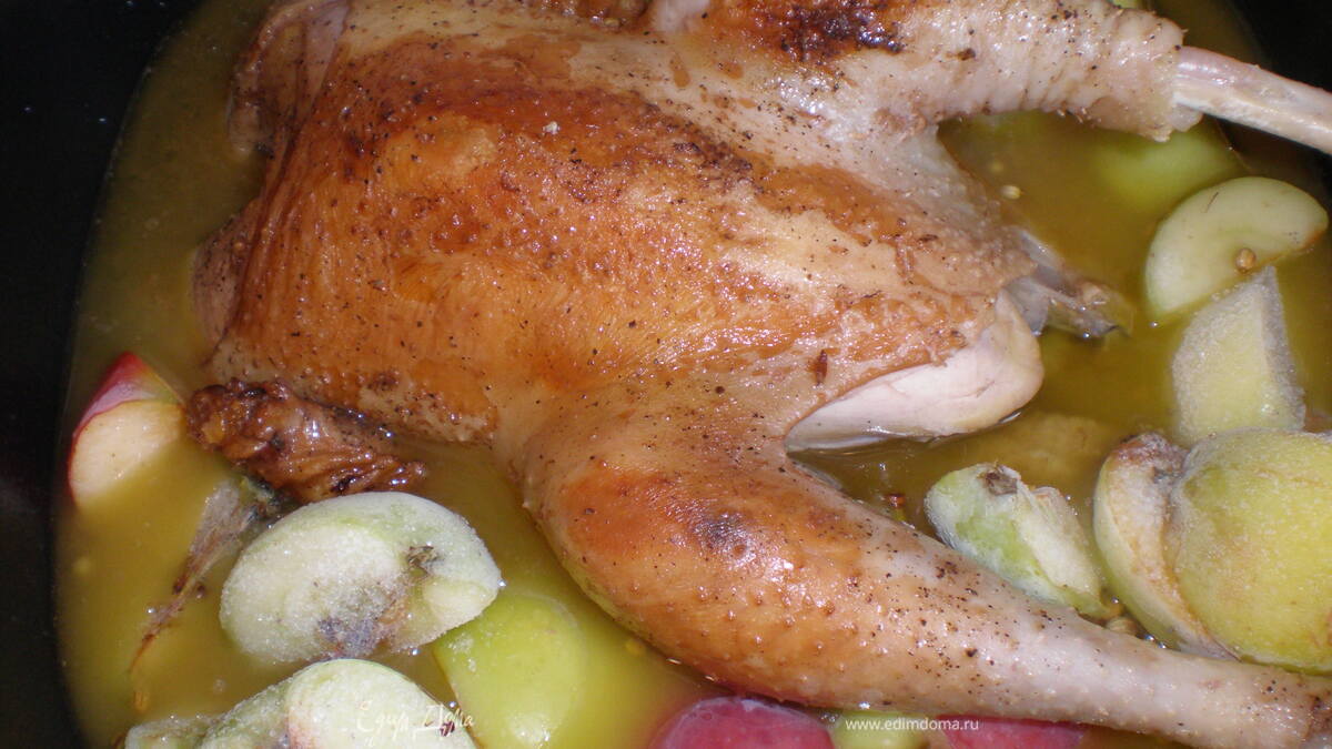 Курица, тушенная с яблоками