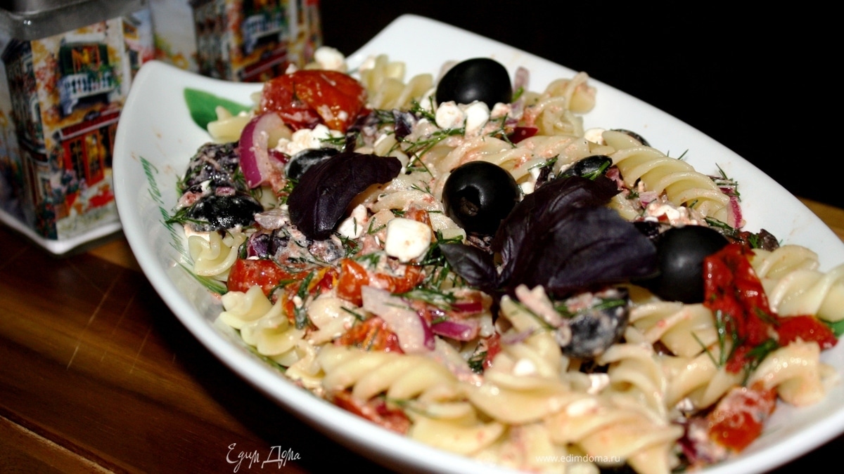 Салат из пасты, вяленых томатов и творога