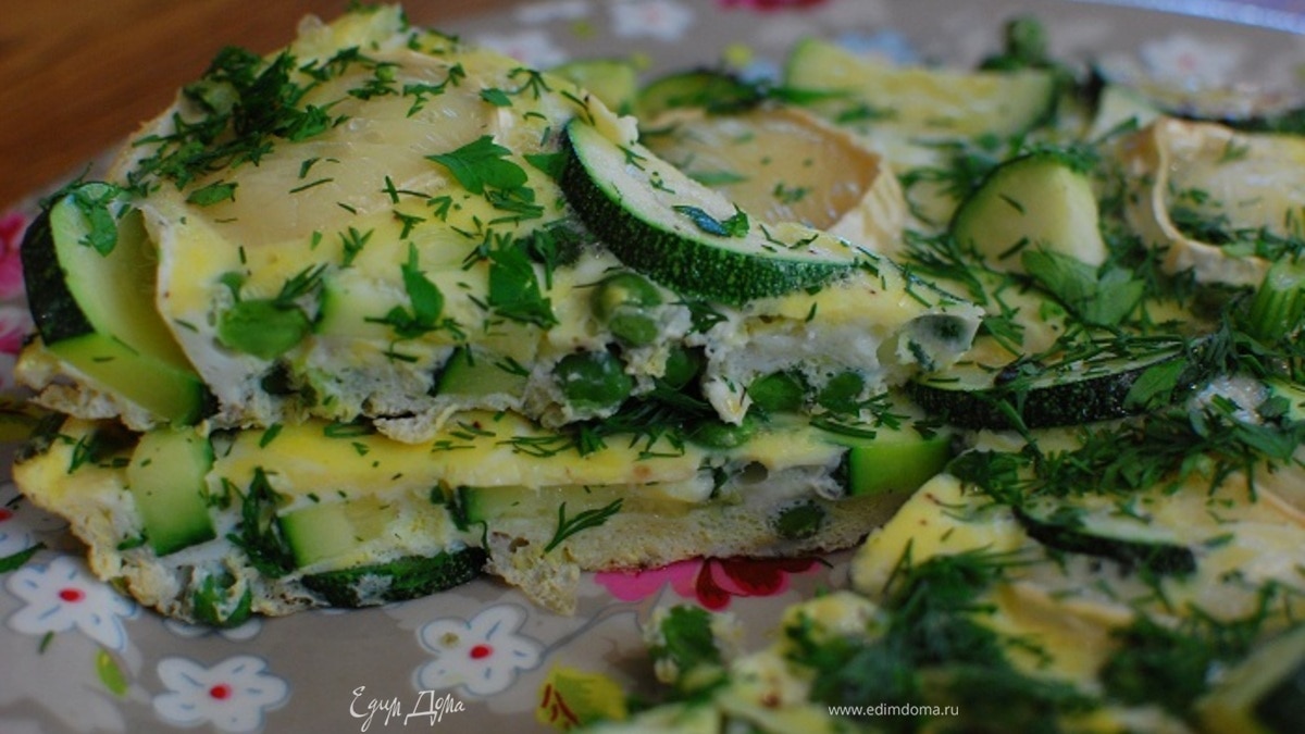 Омлет с цукини и зеленым горошком