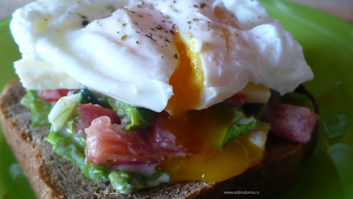 Бутерброд с яйцом пашот и овощами