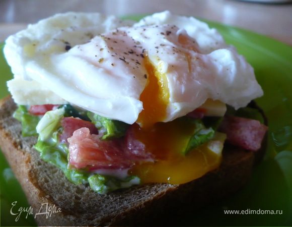 Бутерброд с яйцом пашот и овощами