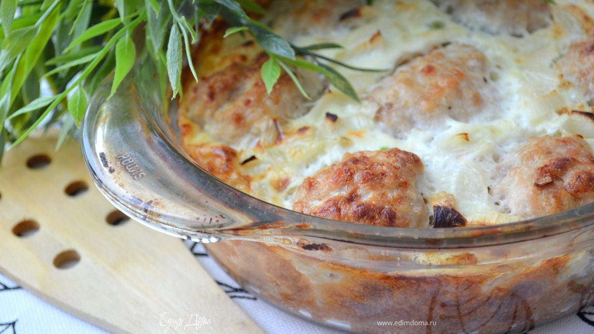 Запеканка с куриными шариками на подушке из овощей и риса