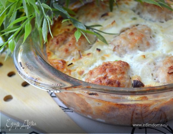 Запеканка с куриными шариками на подушке из овощей и риса