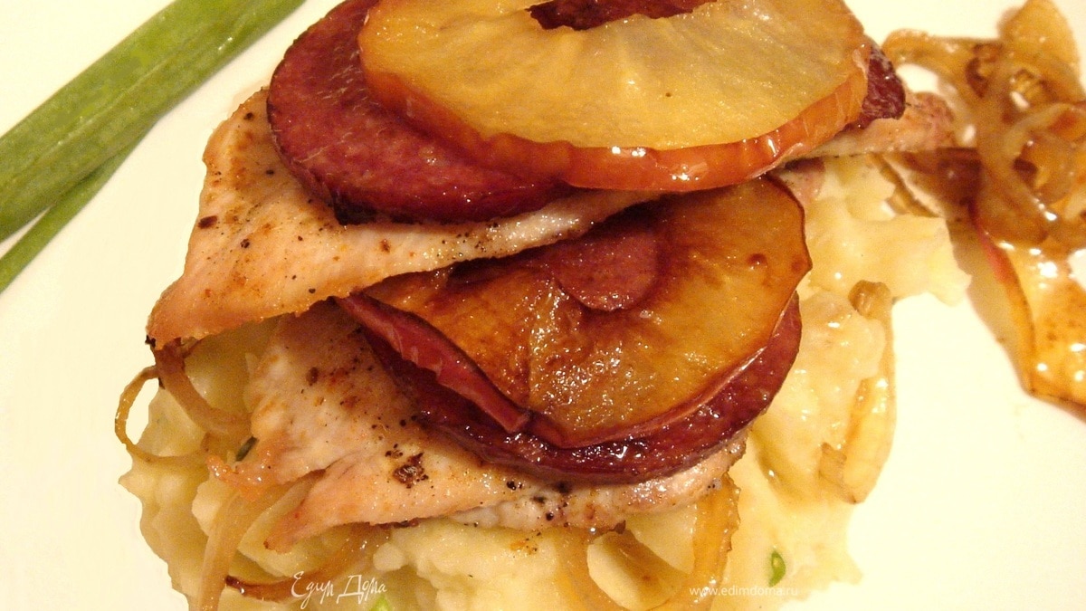 Куриные шницели с яблоками и чоризо