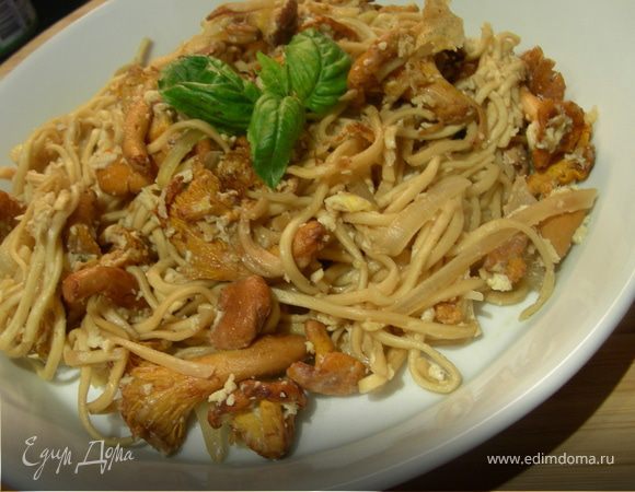 Жареная китайская лапша с яйцом и лисичками или другими лесными грибами Жареная китайская лапша с яйцом и лисичками или другими лесными грибами