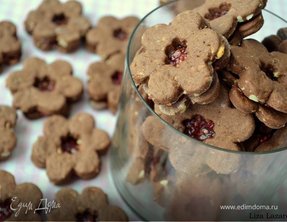 Вкуснейшее шоколадное песочное печенье с малиновым конфитюром Вкуснейшее шоколадное песочное печенье с малиновым конфитюром