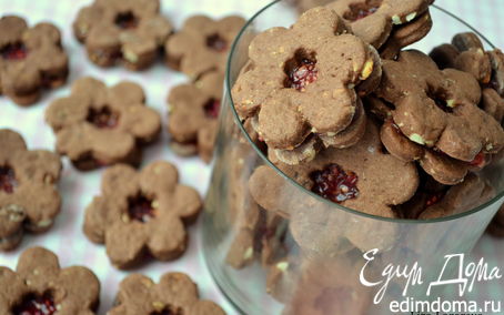 Рецепт Вкуснейшее шоколадное песочное печенье с малиновым конфитюром