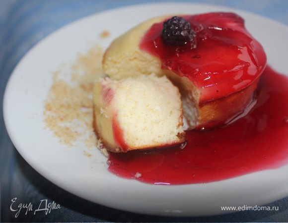 Порционная творожная запеканка с ягодным соусом