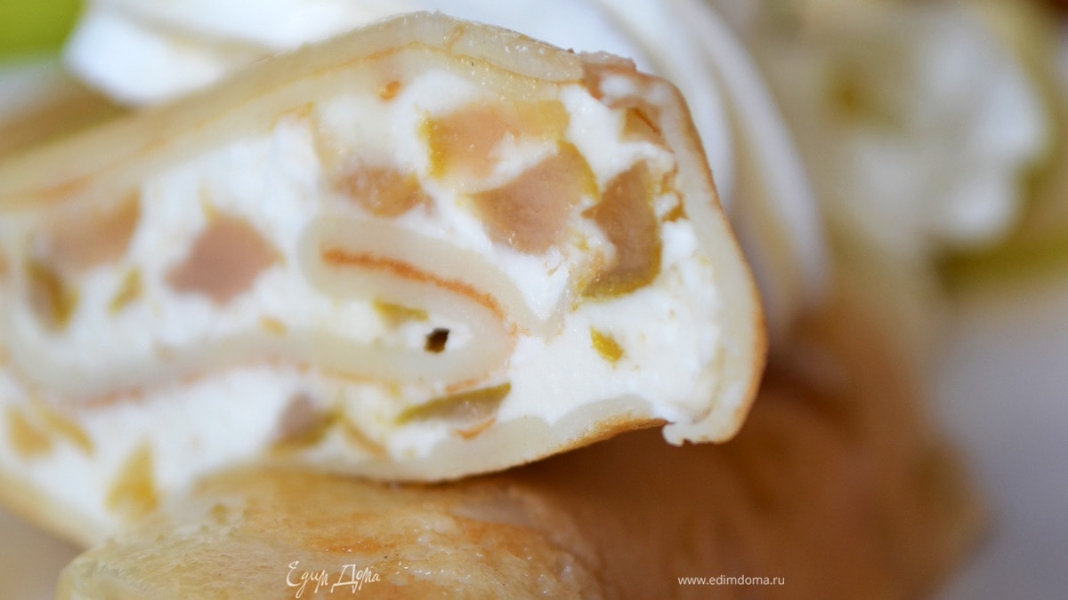 Блинчики с нежной творожно-грушевой начинкой и медово-ванильным соусом