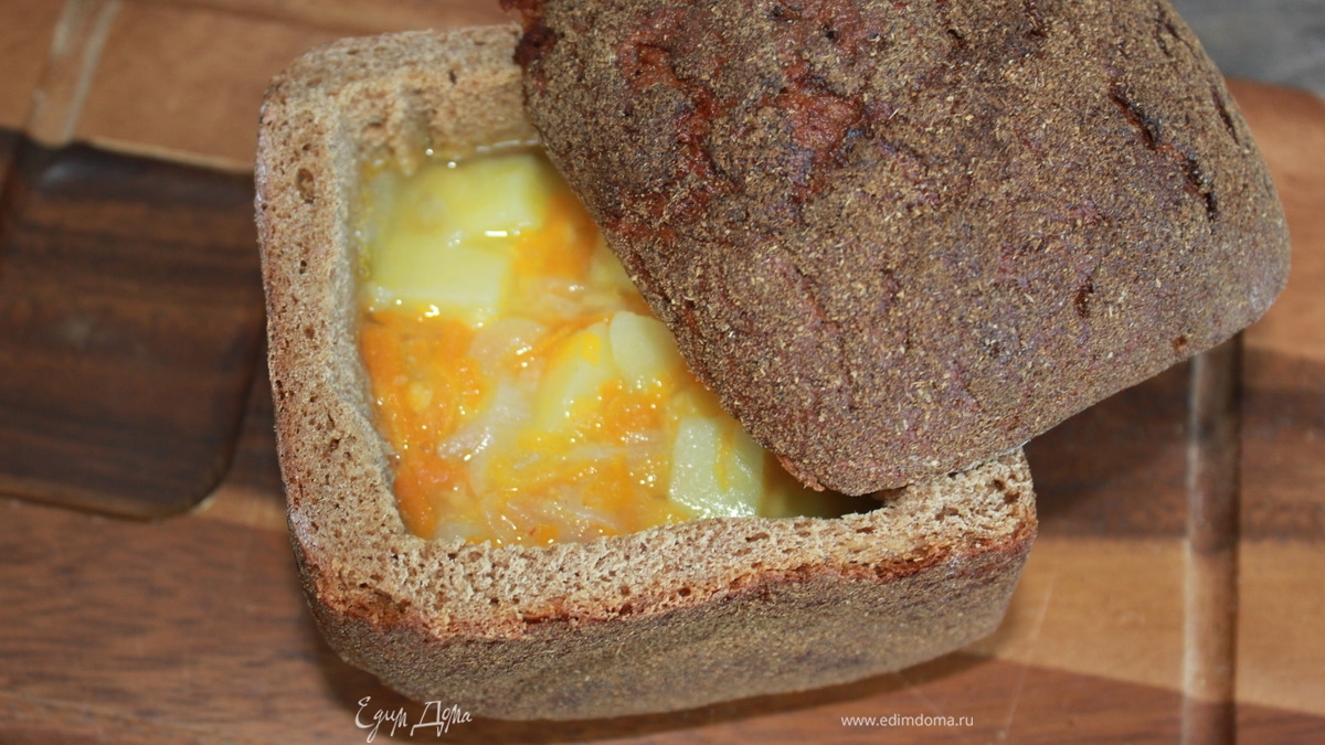 Чечевичный суп в хлебе 