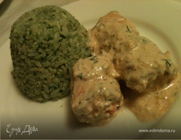 Рулетики из семги с креветками в сливочном соусе и необработанным рисом со шпинатом