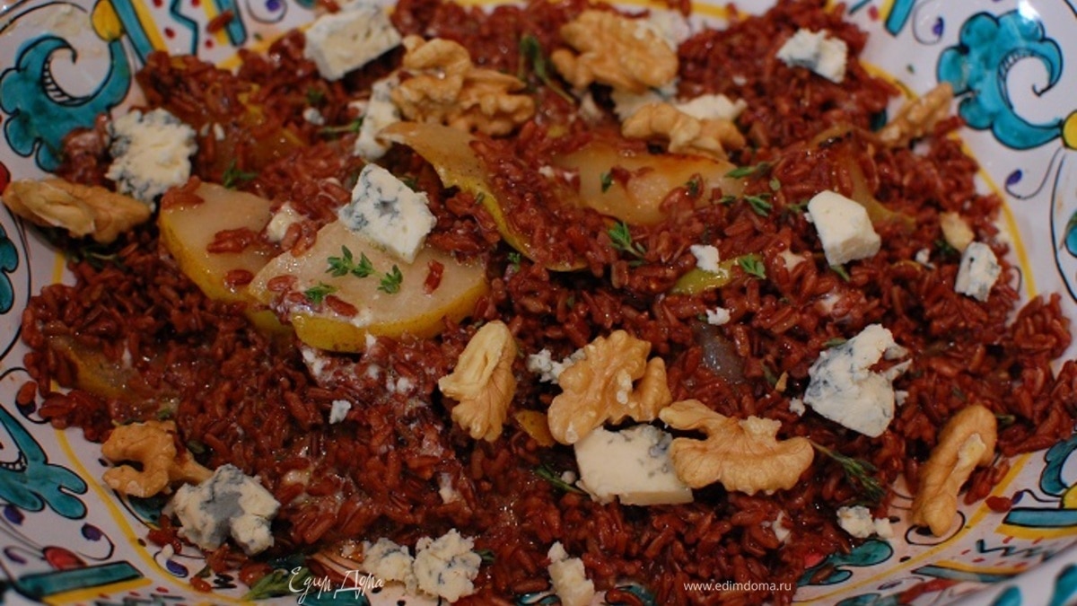 Рисовый салат с голубым сыром, орехами и грушей 