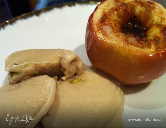 Печеное яблоко с корицей и домашним медовым мороженым