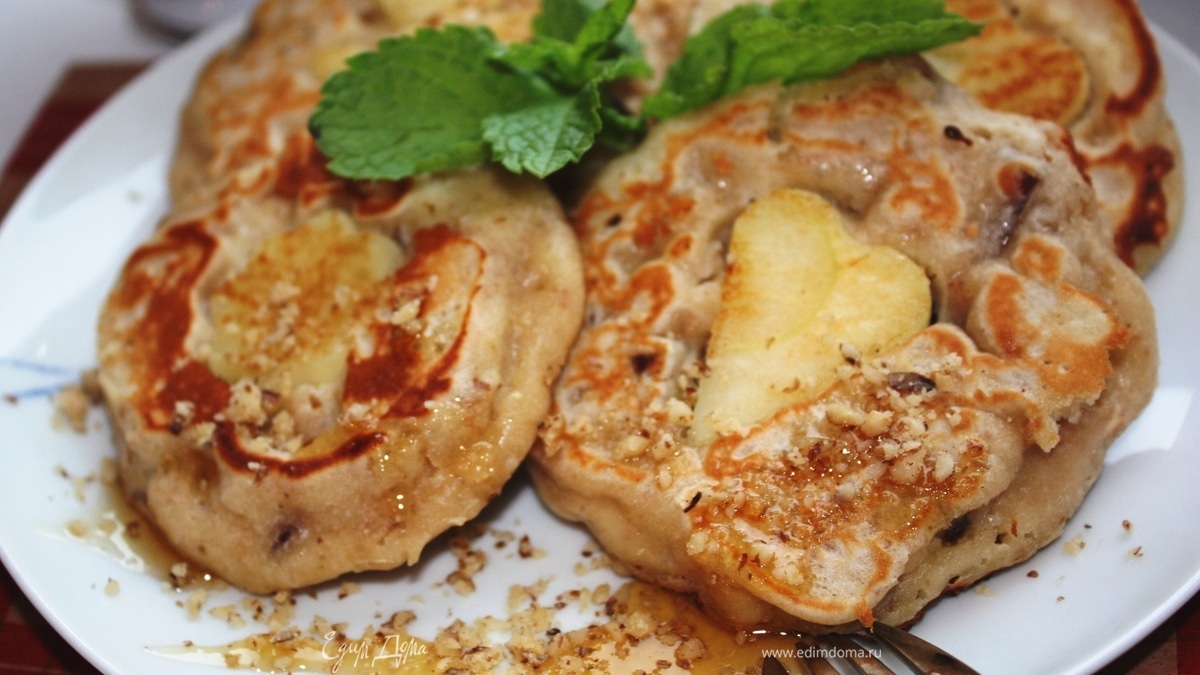 Оладьи с яблоками, финиками и орешками