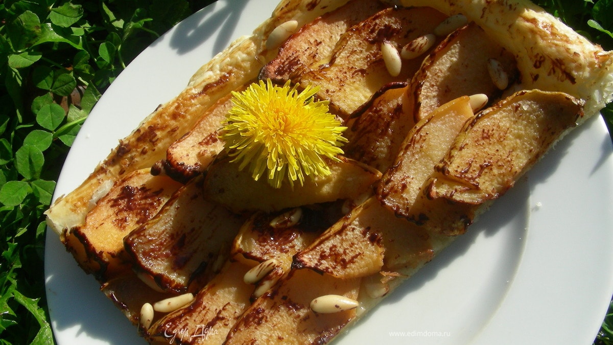 Пирог из слоеного теста с айвой, кедровыми орешками и шоколадом