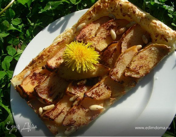 Пирог из слоеного теста с айвой, кедровыми орешками и шоколадом