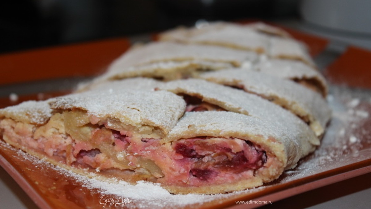 Ванильный штрудель с яблоком, сливами и творогом