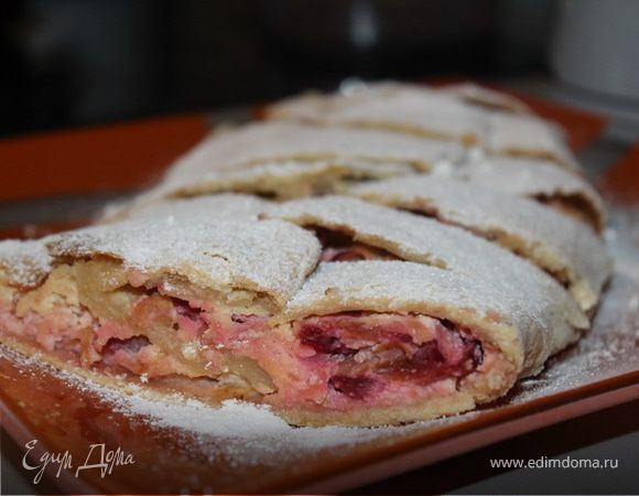 Ванильный штрудель с яблоком, сливами и творогом Ванильный штрудель с яблоком, сливами и творогом