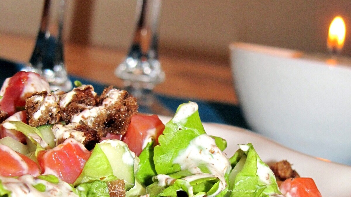 Салат из малосольного лосося с ржаными сухариками