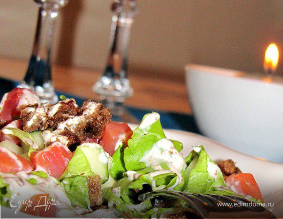 Салат из малосольного лосося с ржаными сухариками