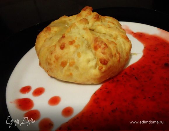 Камамбер, запеченный в сырном мешочке с малиново-розмариновым соусом Камамбер, запеченный в сырном мешочке с малиново-розмариновым соусом