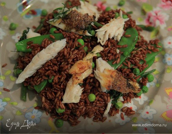 Рыба с рисом и зелеными овощами