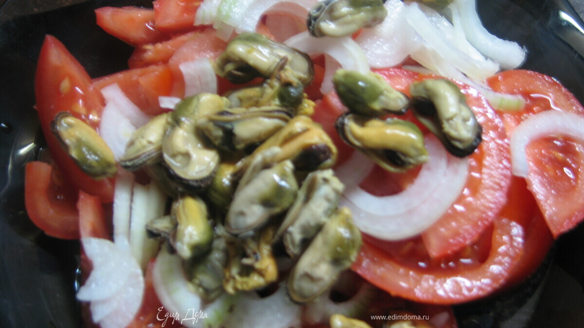 Салат из помидоров и маринованных мидий