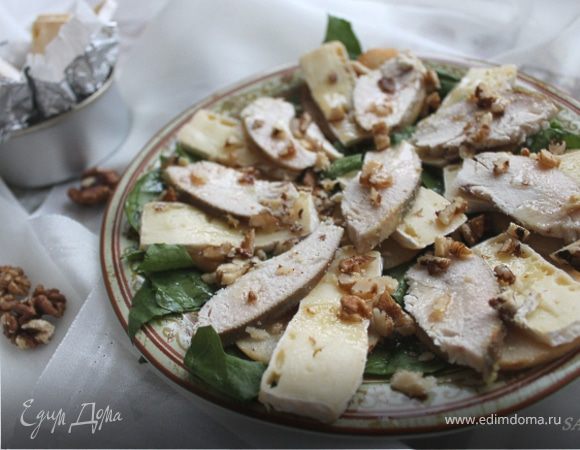 Салат с винными грушами, курицей и сыром бри