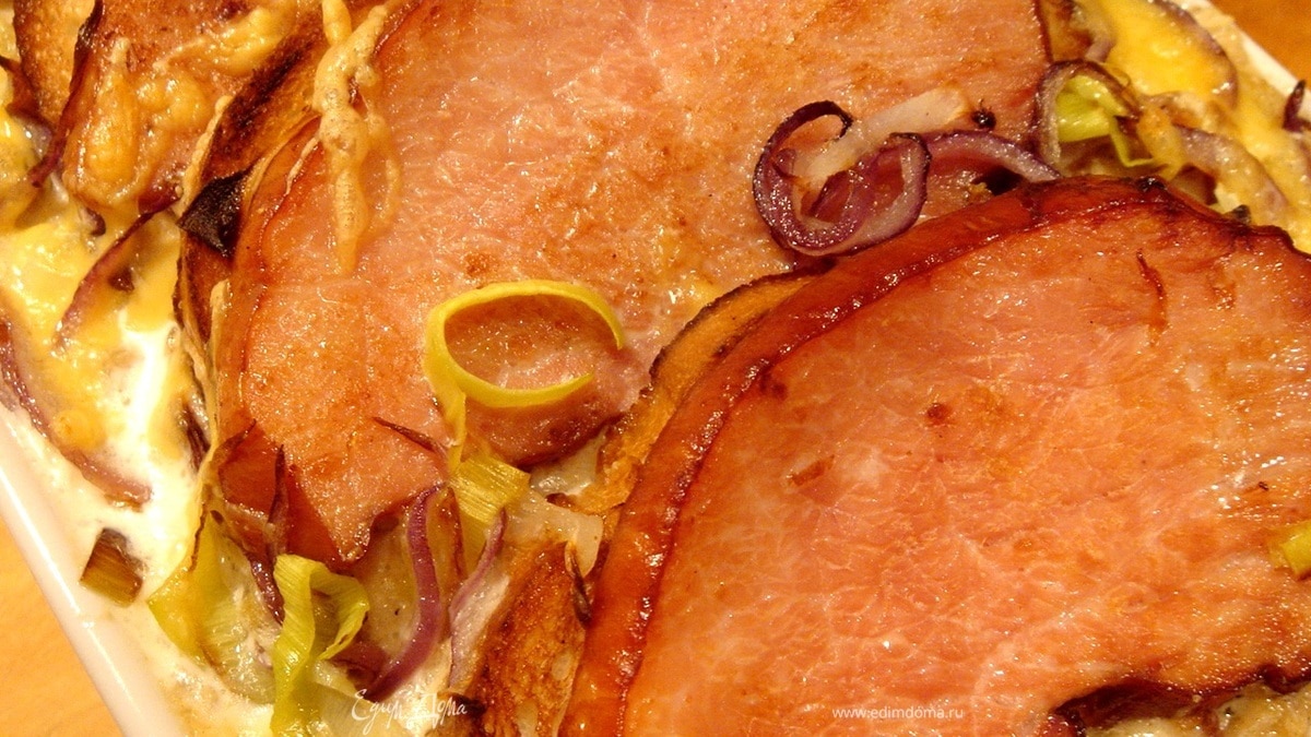 Луковый гратен с картофелем и копченым мясом