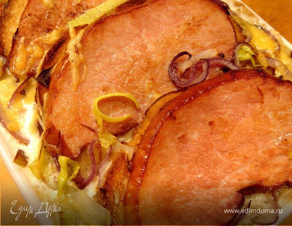 Луковый гратен с картофелем и копченым мясом Луковый гратен с картофелем и копченым мясом