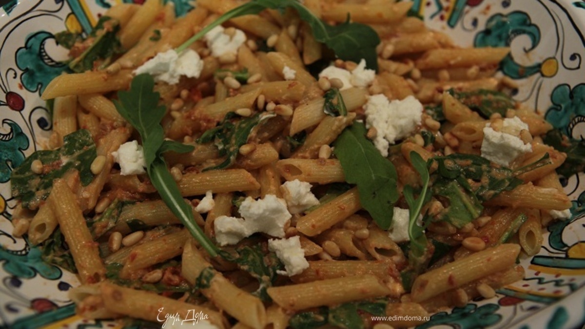 Салат из макарон с козьим сыром, вялеными помидорами и руколой
