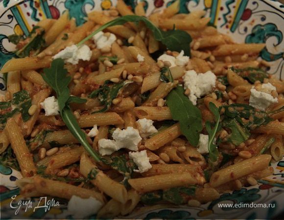 Салат из макарон с козьим сыром, вялеными помидорами и руколой 