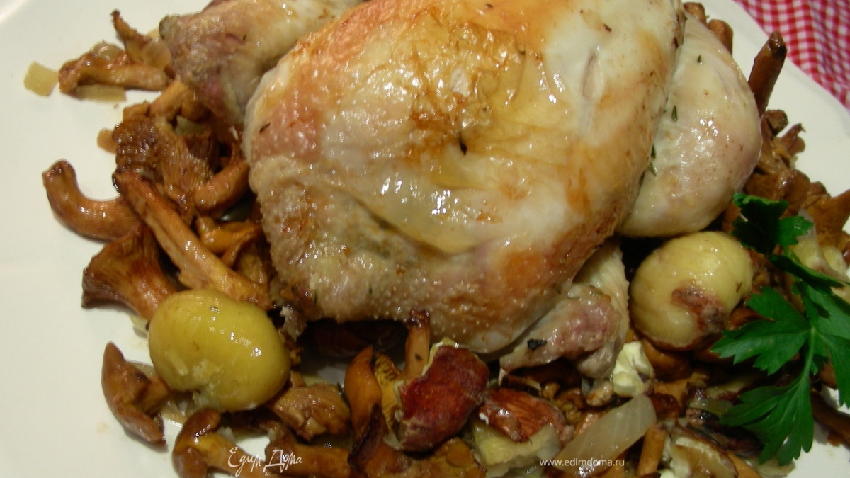 Ароматная запеченная курица с гарниром по-французски из каштанов и лесных грибов