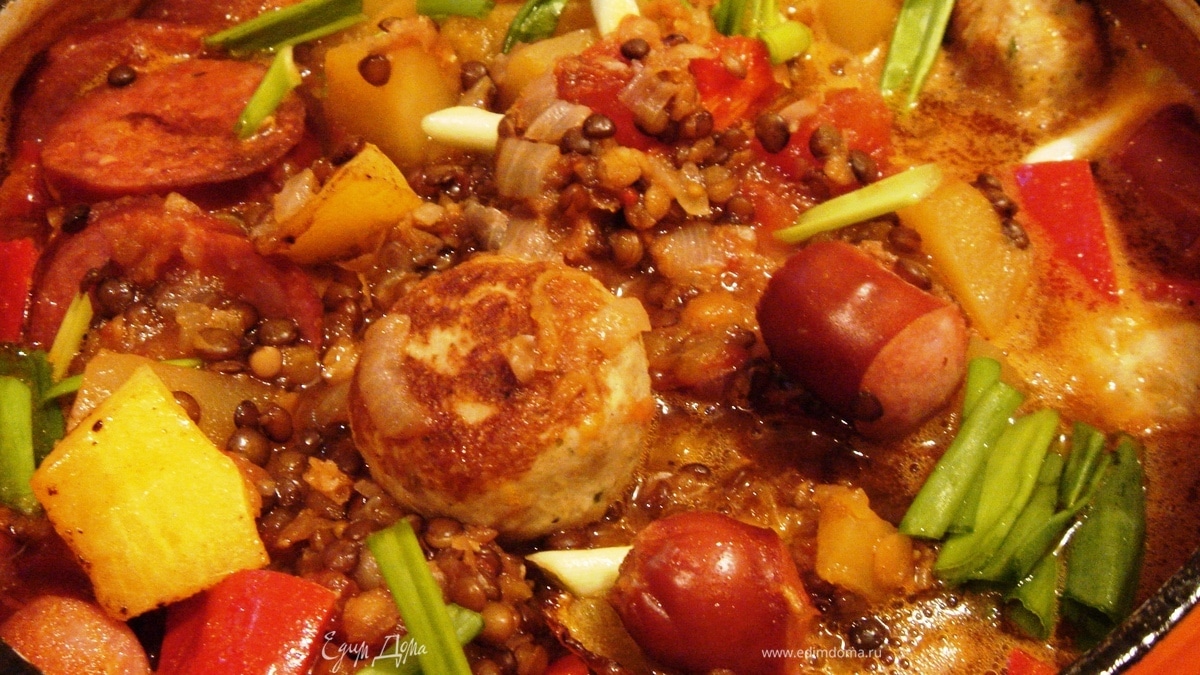 Густая тыквенная похлебка с чечевицей, тефтелями и копчеными колбасками