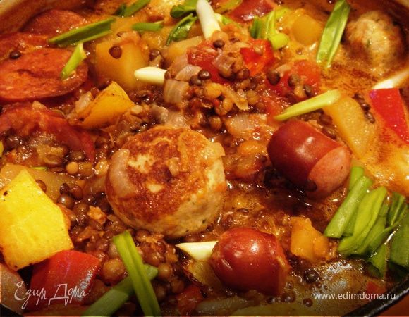 Густая тыквенная похлебка с чечевицей, тефтелями и копчеными колбасками 