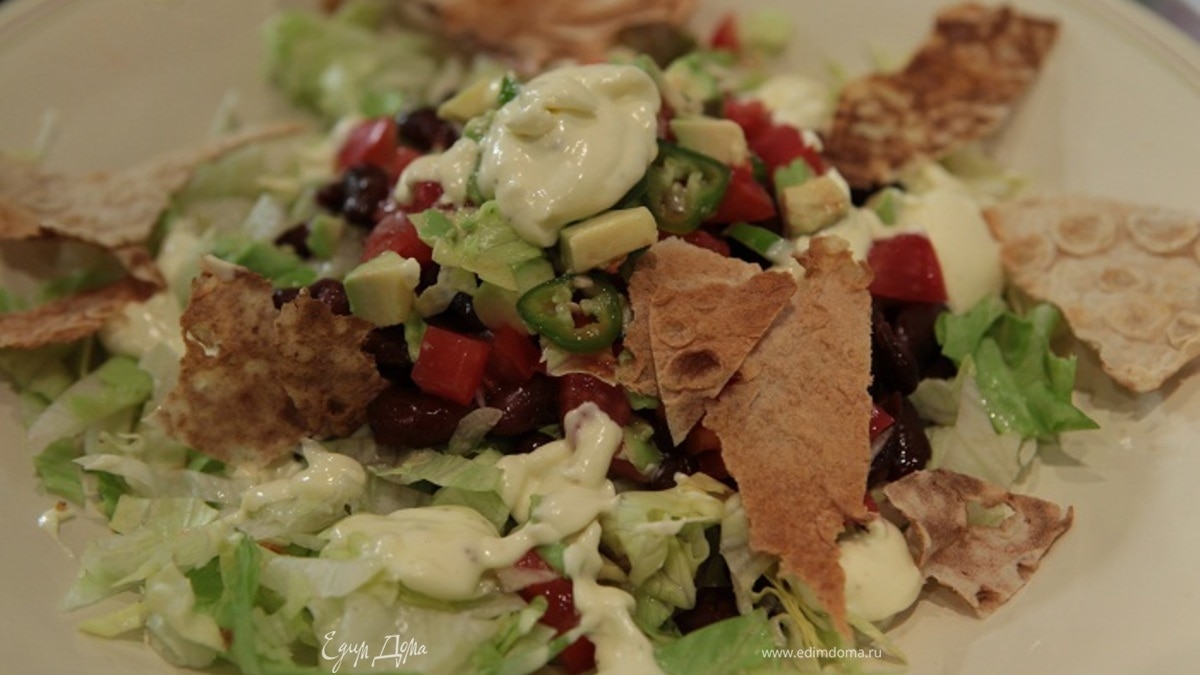 Мексиканский салат с фасолью и чипсами из лаваша