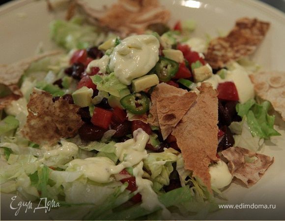 Мексиканский салат с фасолью и чипсами из лаваша Мексиканский салат с фасолью и чипсами из лаваша